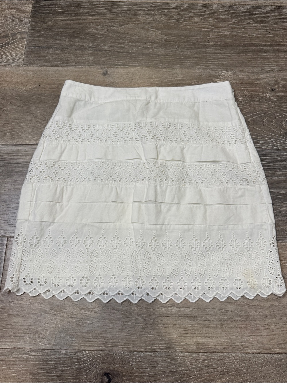Lace-Trim White Mini Skirt with Eyelet Detailing RG
